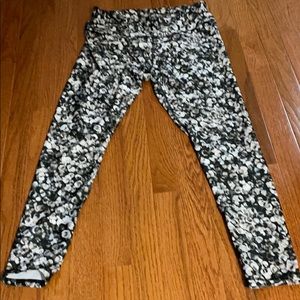 Black and white print fabletics leggings
